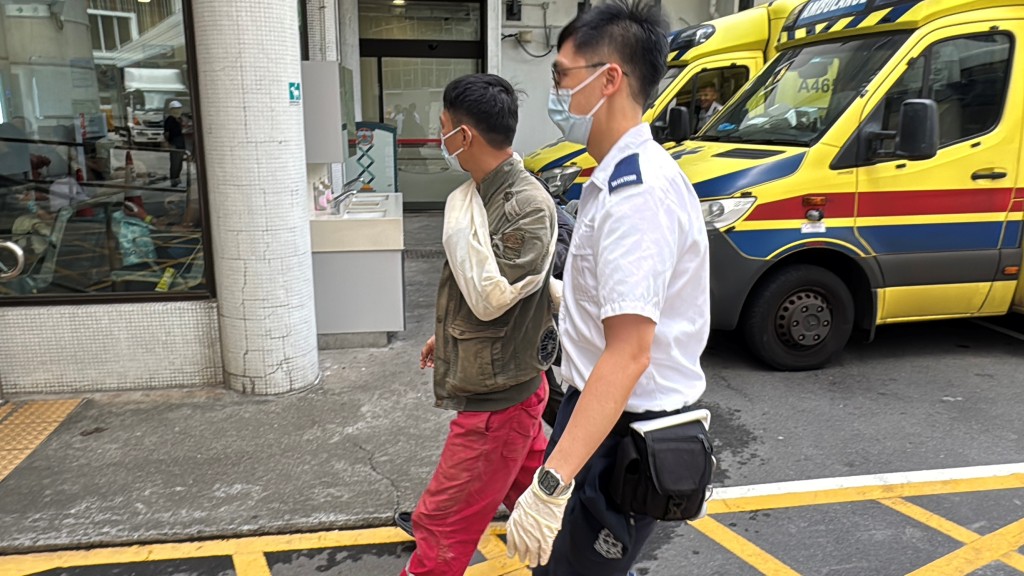 受傷工人清醒送院治理。