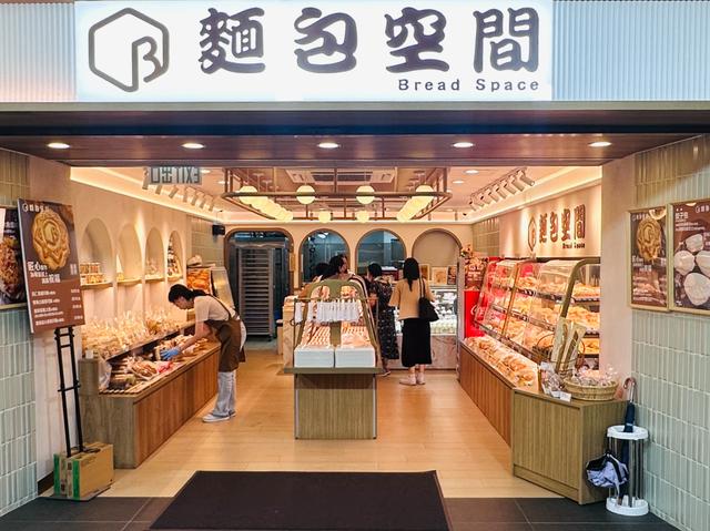 何文田愛民邨一間名為「麵包空間」的麵包店，定期舉辦「20秒任裝麵包」挑戰活動。