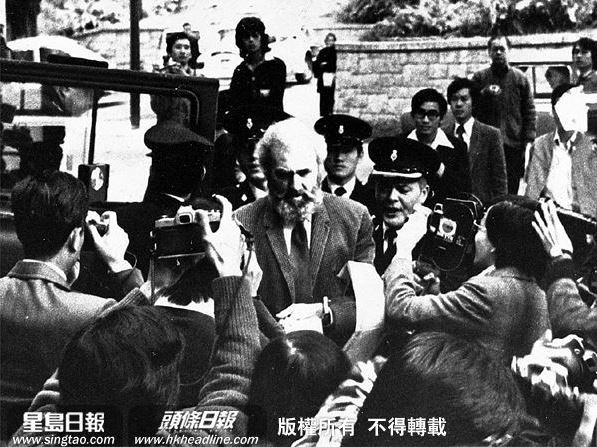 葛柏在廉政公署人員前呼後擁下被押上中央法庭。