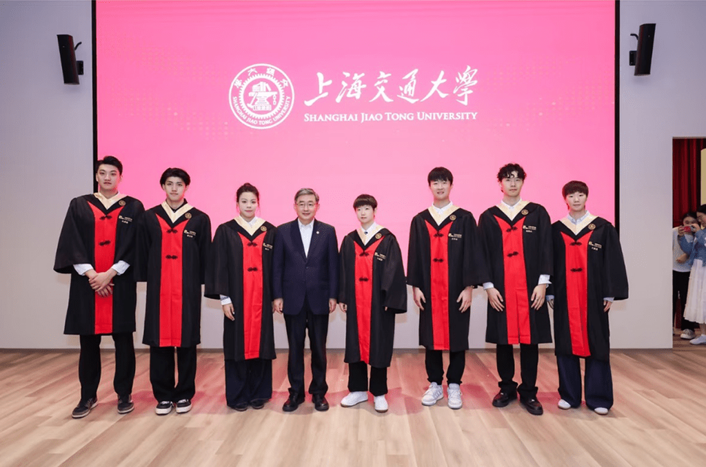6月26日晚，中國男子游泳運動員費立緯在社交平台曬出一組運動員的畢業合照。 社交平台