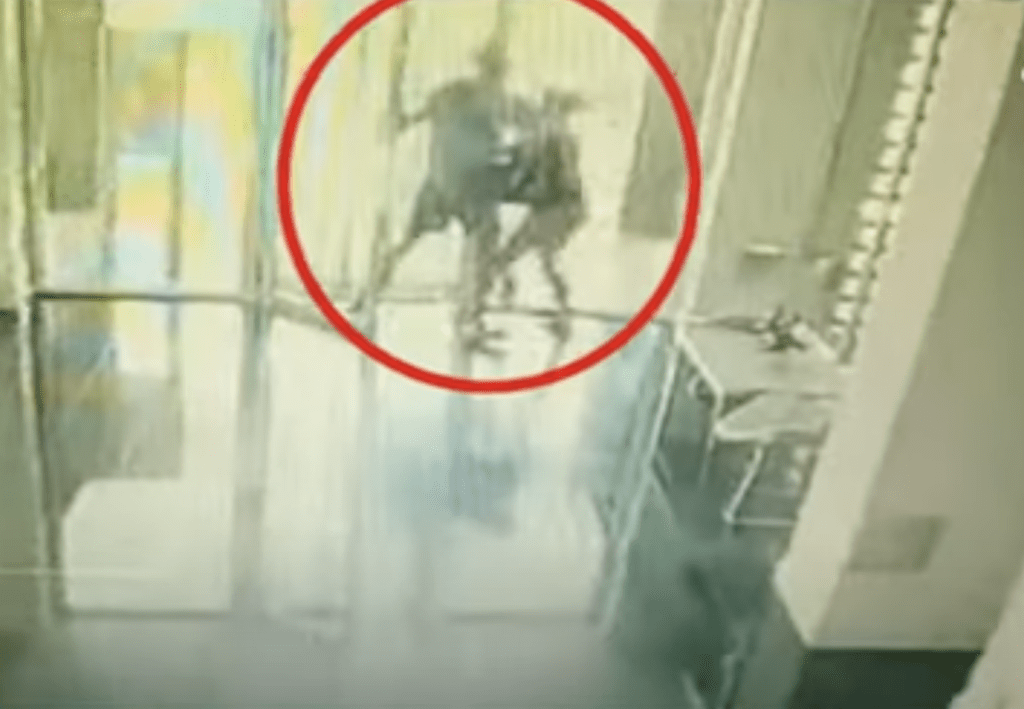 從影片所見，33歲女受害人與39歲男友一起推門走進大廈，而且明顯正發生激烈爭執。