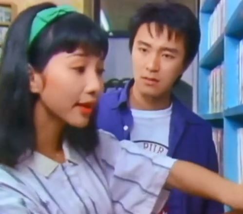 1990年顏仟汶(藝名亦羚)演《孖仔孖心肝》，跟未成巨星的星爺合作。