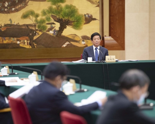 栗戰書主持召開13屆全國人大常委會第50次委員長會議。新華社圖片