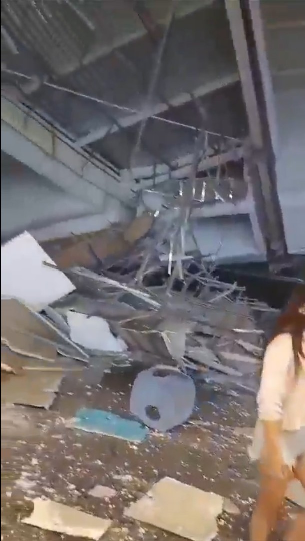 现场一片狼藉满地碎片。 X 现场一片狼藉满地碎片。 X