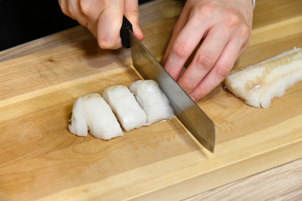Step 2: 鱈魚柳切小塊。 Cut the cod fillet into small pieces.