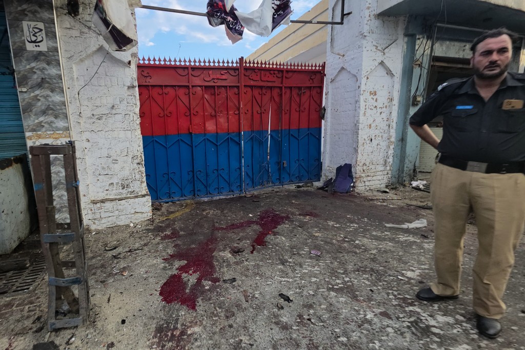巴基斯坦西北部一間警局外發生炸彈襲擊，造成至少14人死亡、26人受傷。美聯社