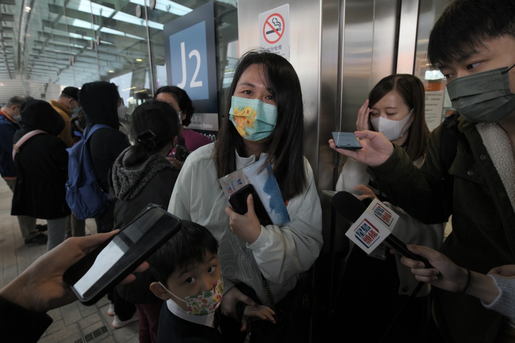 排首位的林太表示今早近9時來車站排隊。黃偉強攝