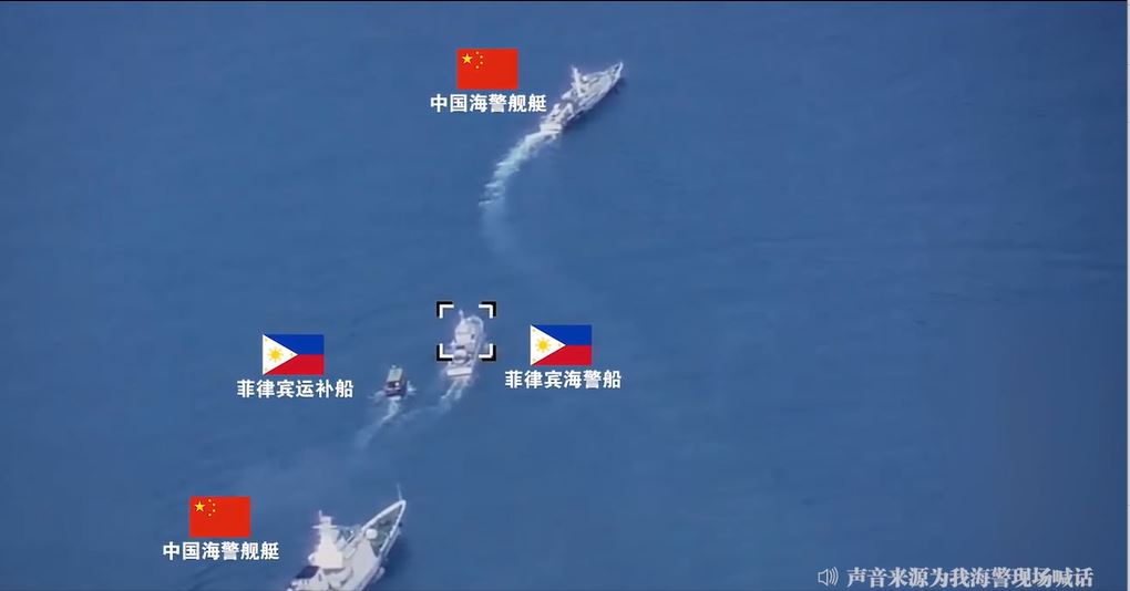 两艘中国海警船前后夹击菲律宾海警船及运输船。