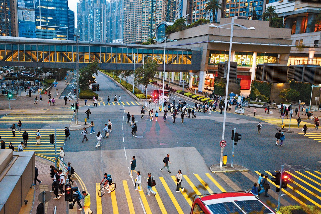 記者昨傍晚再往將軍澳唐俊街和寶邑路交界，發覺市民一如既往「打斜」過馬路。