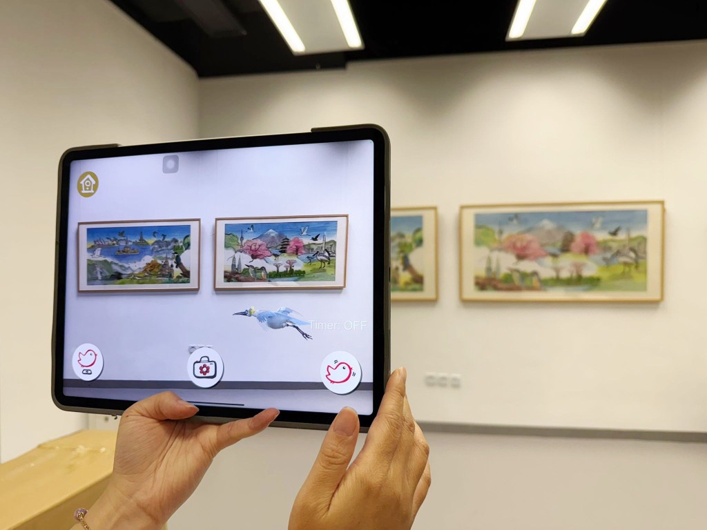 透過掃描展覽的二維碼,即可與親自創作的雀鳥合照。 透過掃描展覽的二維碼,即可與親自創作的雀鳥合照。