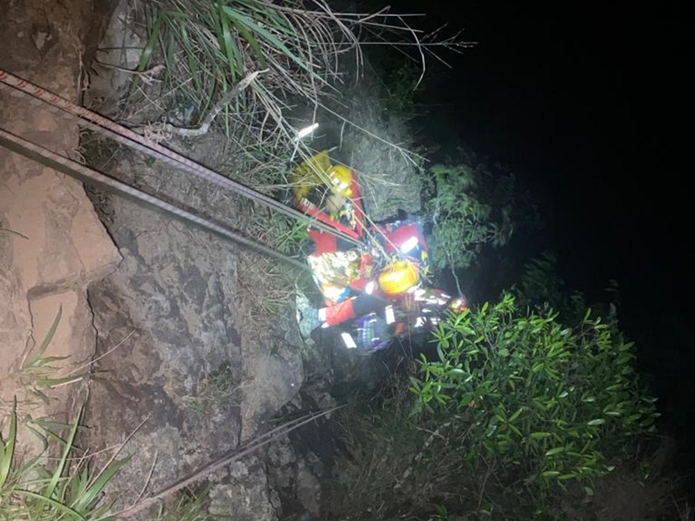 高空拯救專隊人員在馬鞍山彌天棧道對落40米的懸崖底救起女傷者。資料圖片