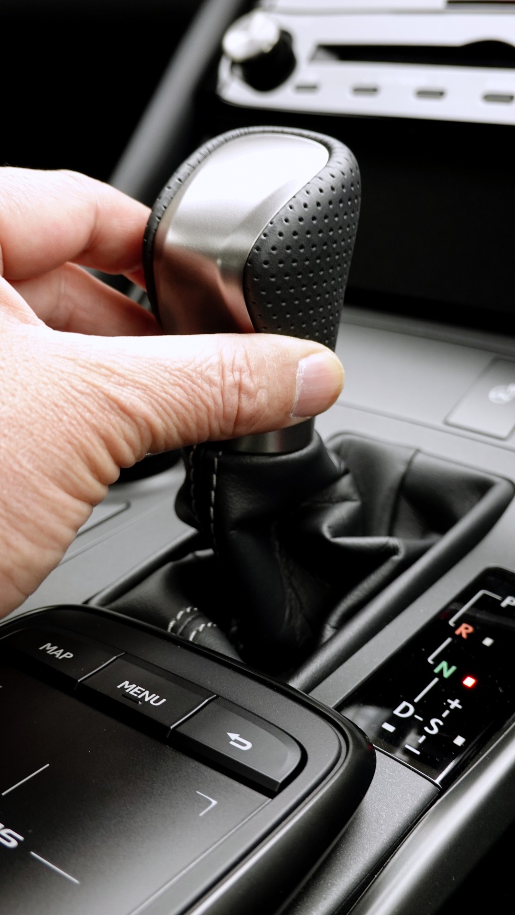 凌志LEXUS IS300h F Sport特別版香港試駕，E-CVT波箱進入Sport模式，可模擬6速手動換檔功能。
