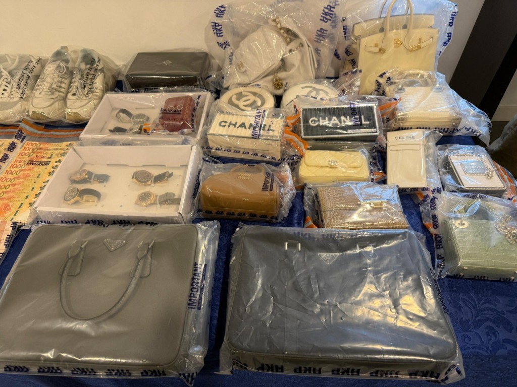 警方檢獲多件名貴手錶及手袋,港幣總值$170萬。 警方檢獲多件名貴手錶及手袋,港幣總值$170萬。