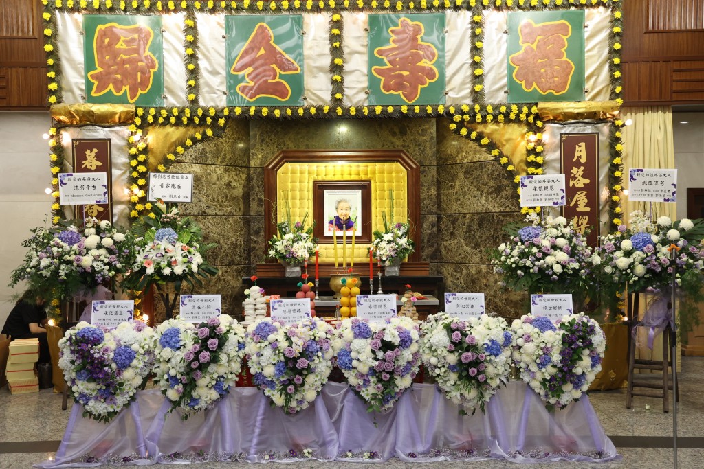 靈堂佈置以簡約為主，靈堂上方寫上「福壽全歸」，中央則放置家人的花牌。