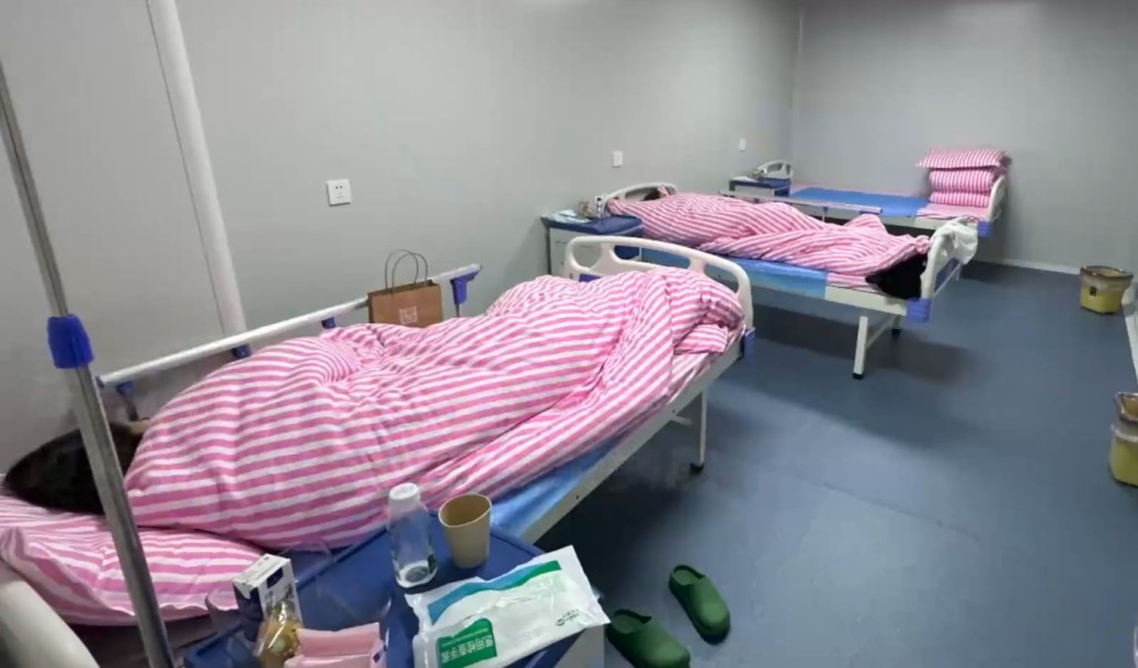 非法實驗室內，有多名女子躺在病床上。大象新聞
