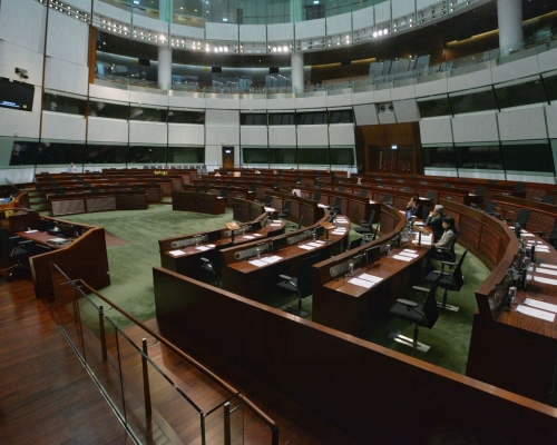 立法會繼續審議財政預算案的修訂。