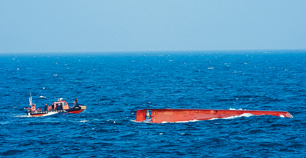 11月9日在南韓附近海域拍攝的中國漁船傾覆現場。