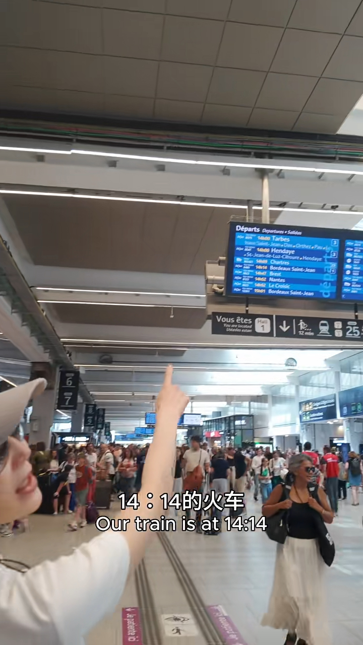 張曼玉從巴黎搭火車去找友人聚會。