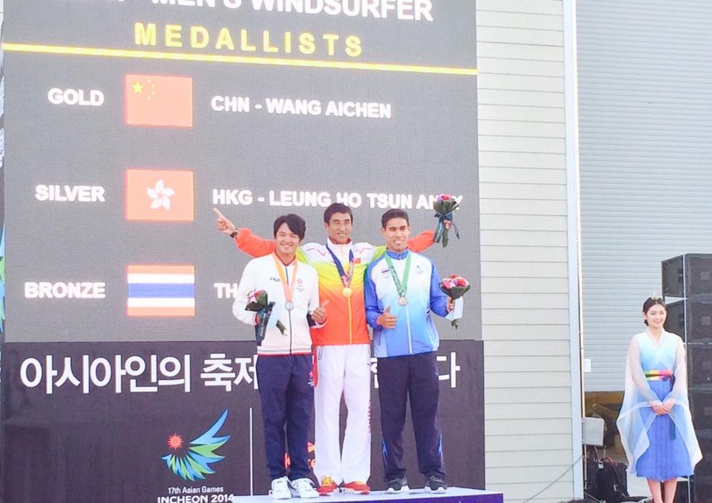 2014年仁川举行的亚运会滑浪风帆比赛，梁灏隽在男子RSX板项目获得银牌。 警方提供
