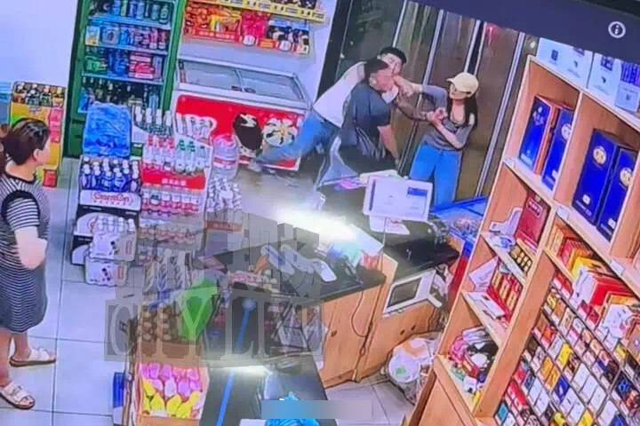 白衣紋身漢「胸襲」彭先生,雙方爆發衝突。正在新聞 白衣紋身漢「胸襲」彭先生,雙方爆發衝突。正在新聞