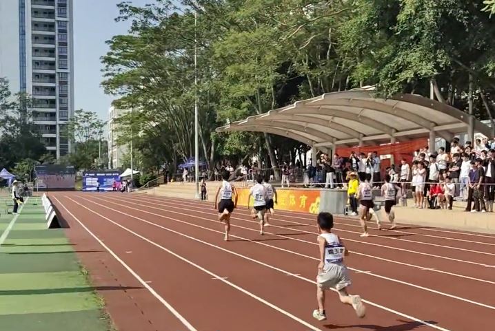 姚玉航面對一眾成人對手，絲毫不懼，認真地完成賽事。抖音