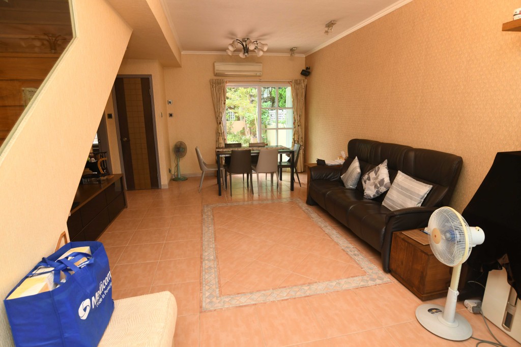 厅堂呈长直形，在放置多组家具后，走动空间仍充裕。