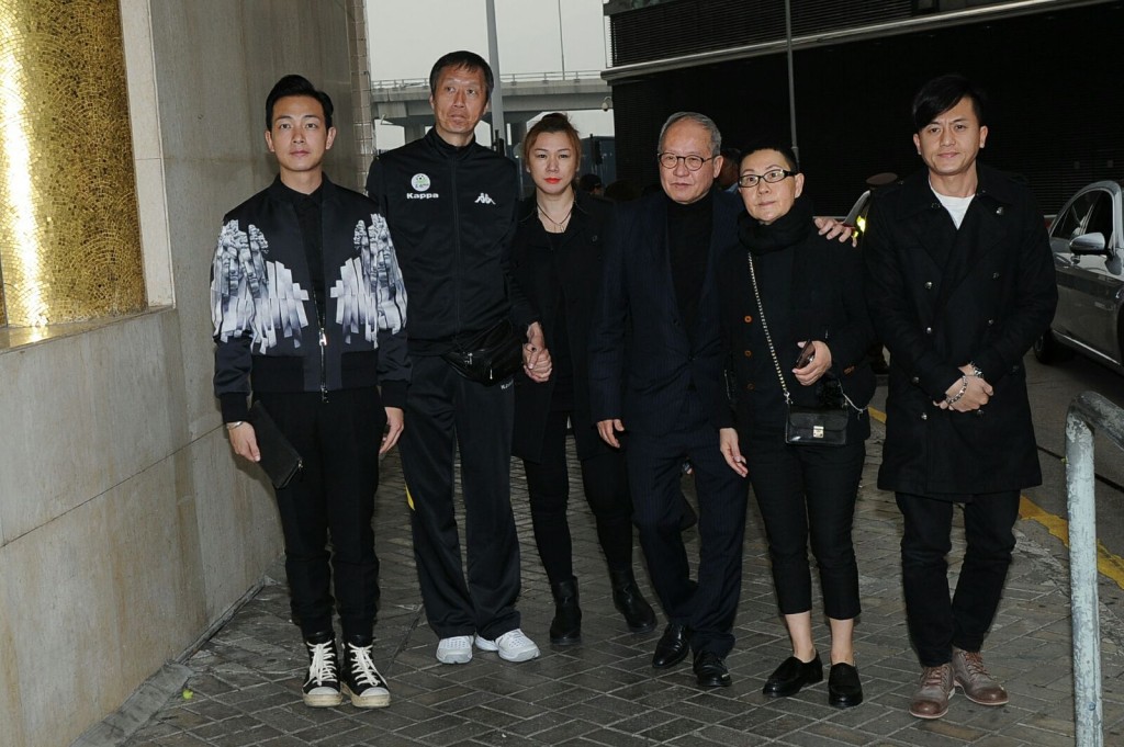 圈中人陸續到場致祭。