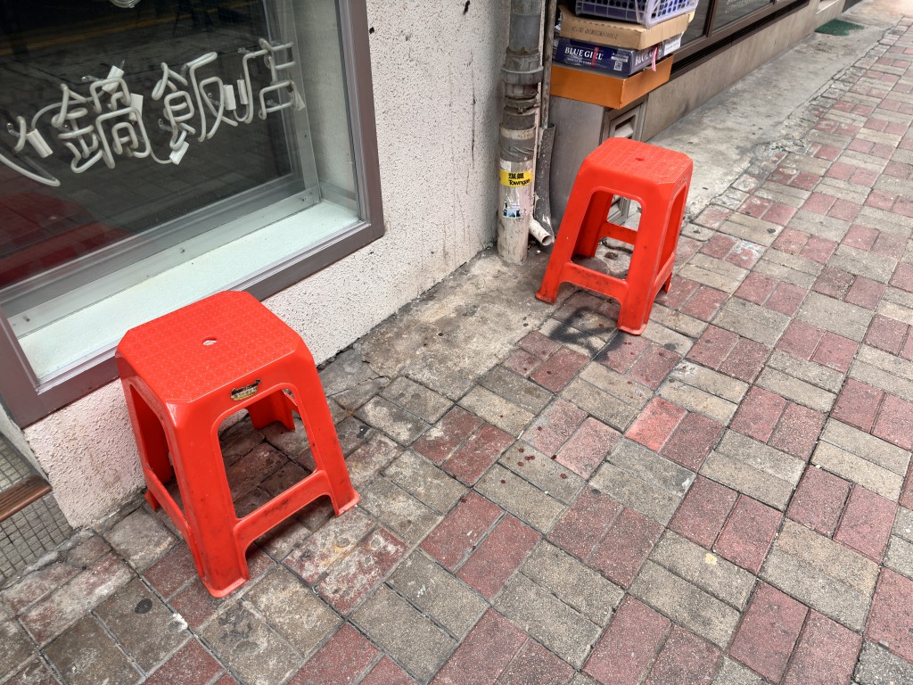 地面遺下血迹。梁國峰攝