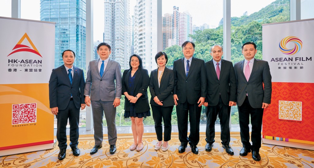左起：老撾駐港總領事Ammala Saenchonghack；泰國駐港總領事Chaturont Chaiyakam；汶萊駐港總領事Ainatol Zahayu Mohammad；越南駐港總領事Le Duc Hanh；馬來西亞駐港總領事Muzambli Markam；印尼駐港總領事Yul Edison。
