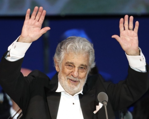 杜鳴高（Placido Domingo）宣布，辭去洛杉磯歌劇院總監一職，同時取消在這個歌劇院演出。AP