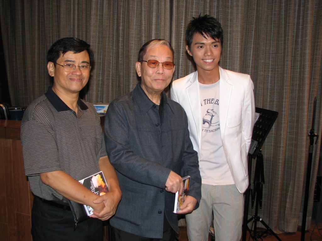2006年顾嘉辉(中)作曲及郑国江(左)填词的牙医学会会歌「牙齿之歌」请来张敬轩(右)主唱，轩仔与两位音乐大师会面及录音。