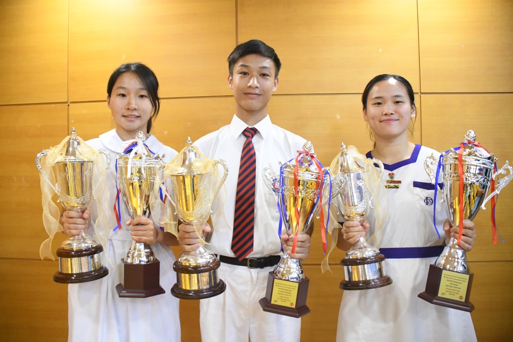 紫荊盃頒獎禮，柯栩華(左起)、鄧安傑及張鎧恩奪得年度最佳運動員獎。 。本報記者攝