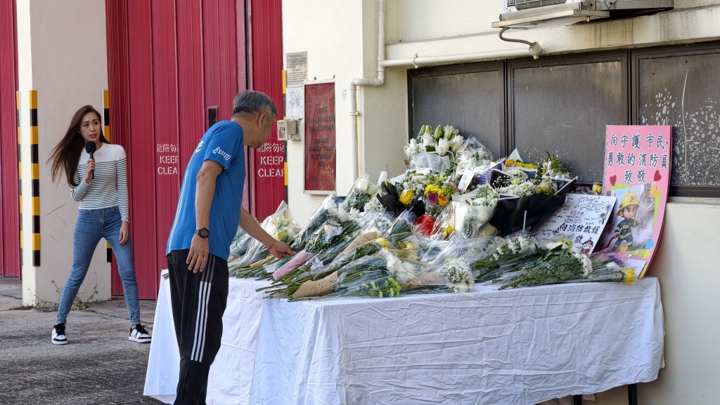 有市民到場鞠躬獻花致意。 有市民到場鞠躬獻花致意。