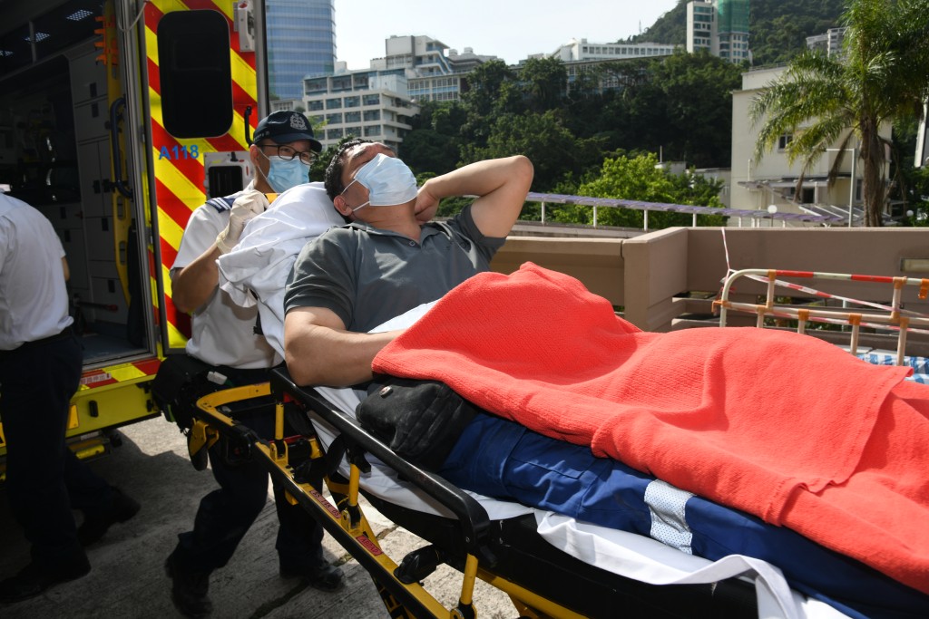 受伤工人由救护车送院。蔡楚辉摄
