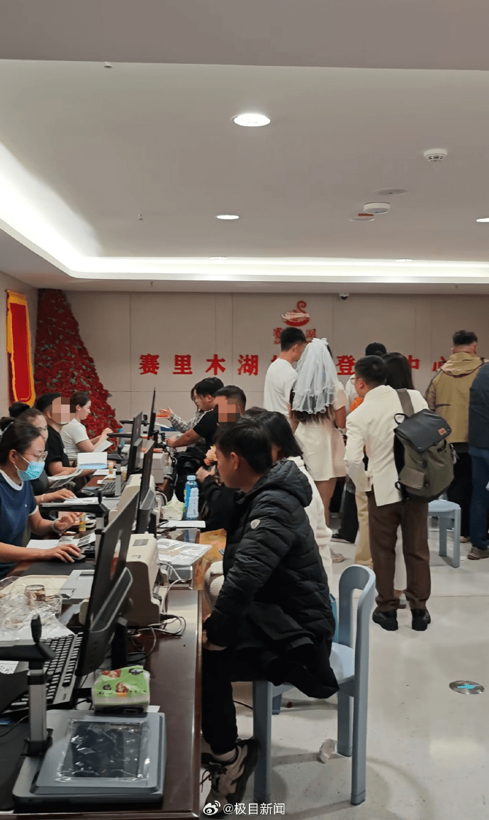 新疆赛里木湖景区的婚姻登记中心5月20日凌晨爆满来自全国各地的新人前来办理结婚证。 抖音