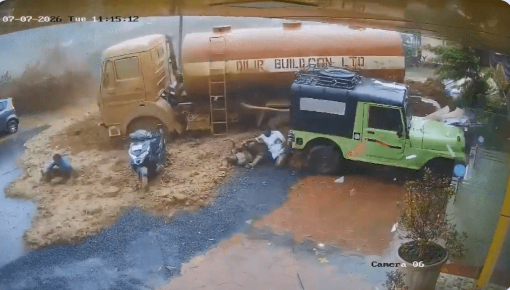 該輛油罐車隨後被滾滾泥石直衝下深達近100英尺(約30米)的山坡,3名途人死裏逃生。 該輛油罐車隨後被滾滾泥石直衝下深達近100英尺(約30米)的山坡,3名途人死裏逃生。