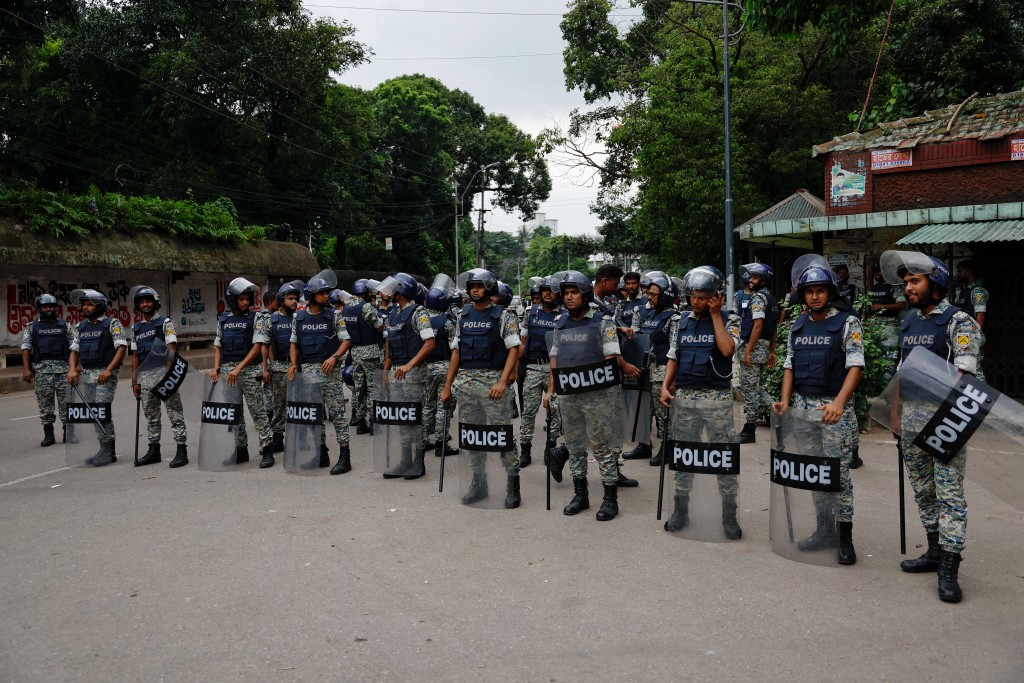 孟加拉防暴警察出動戒備。（路透社）