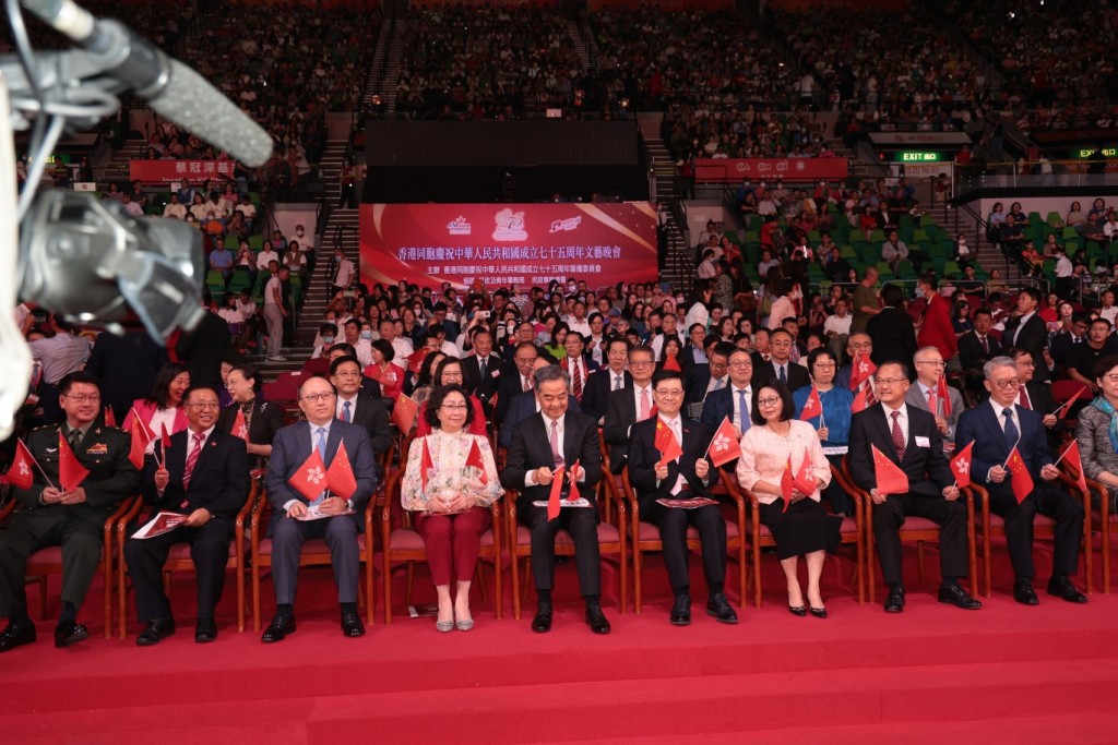 年晚会主题是「爱国爱港 耀我中华」，以五个主题开启五个篇章，为观众献上一系列文艺表演。