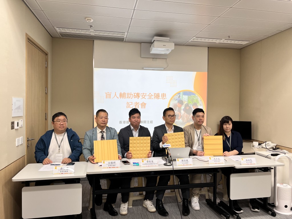 陳恒鑌與「香港道路及路磚關注組」早前抽驗荃葵青區內輔助視障人士行走的「觸覺磚」。郭詠欣攝