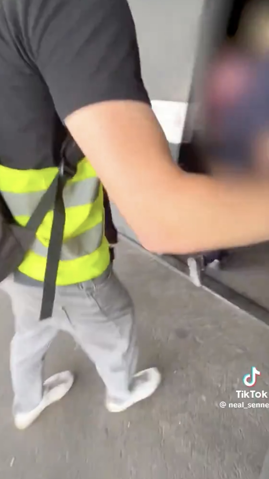 两人成功溜入场馆。  TikTok@neal_senne