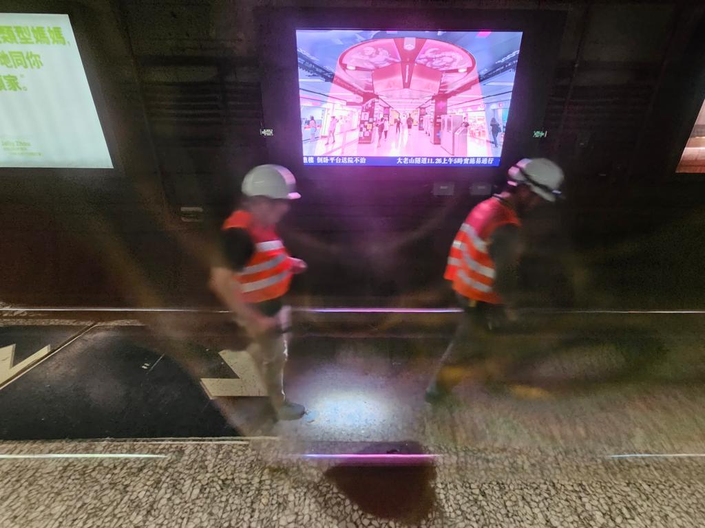 工程人员在鰂鱼涌站进行抢修。