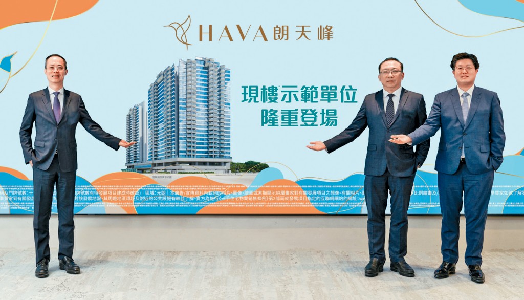 嘉里湯耀宗（左）表示，項目累售487伙，總成交金額達21億。右二為盧永俊、右一為王維榮。