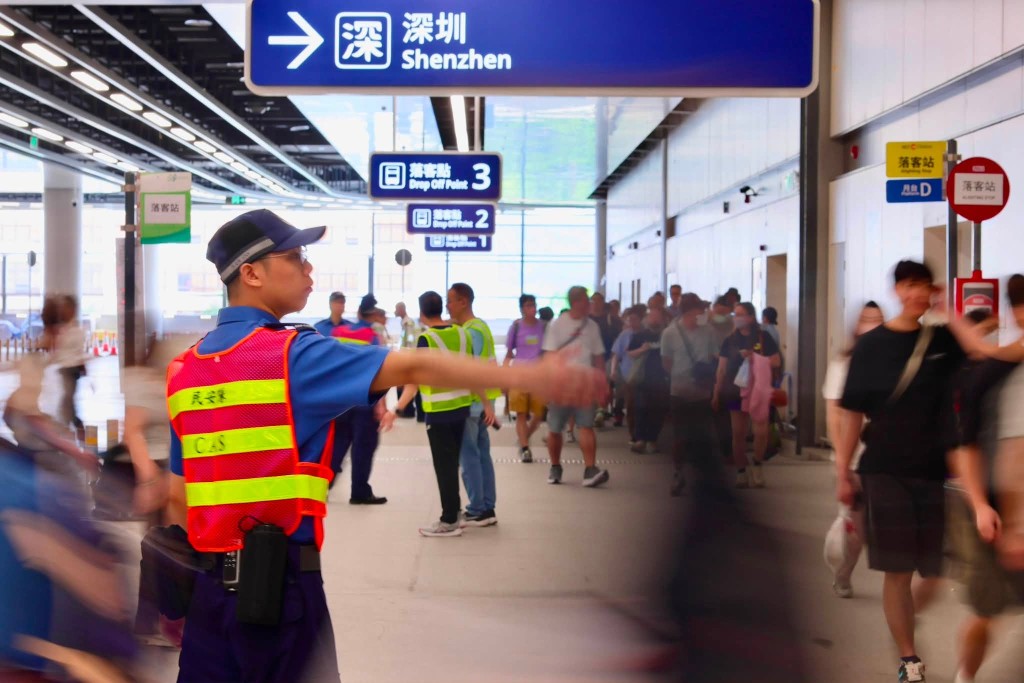 保安局及其他政府部門在皇崗口岸舉行超過5000人參與嘅公共運輸壓力測試。保安局FB 保安局及其他政府部門在皇崗口岸舉行超過5000人參與嘅公共運輸壓力測試。保安局FB