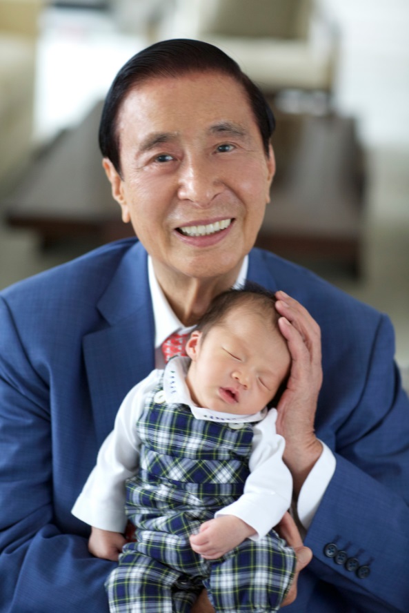 李兆基及其孫兒李建熹。資料圖片