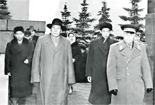 閻明復（左後一）曾為毛澤東擔任俄語翻譯。