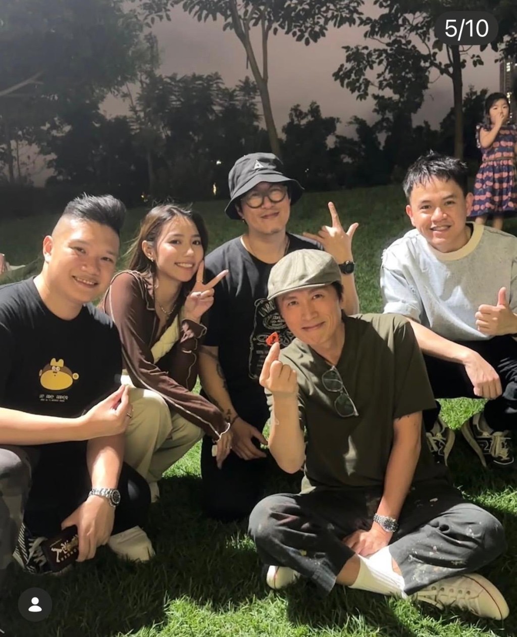 阿杰是樂隊Cooper主唱，Jimmy（戴漁夫帽）則是結他手，黃子華去探Jimmy，影咗呢張相。