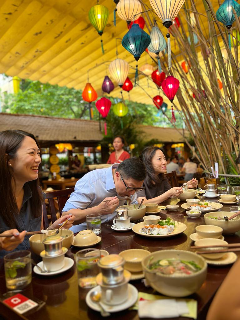 鄧炳強與團隊一早去吃他至愛的「越南粉早餐」。（鄧炳強FB圖片）