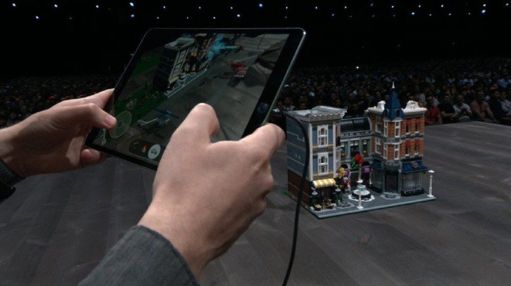 費代里吉在台上介紹如何把 AR 虛擬實景技術和 3D 影象。