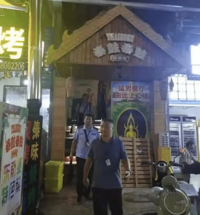 據現場照片，該餐廳名為「泰鼓泰鼓泰國菜」，門口寫有「猛男餐廳由此上二樓」字樣。