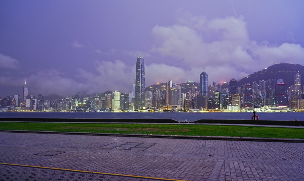 昨晚黄雨期间本港上空闪电不断。社区天气观测计划 CWOS FB @Chung Ming Lee摄